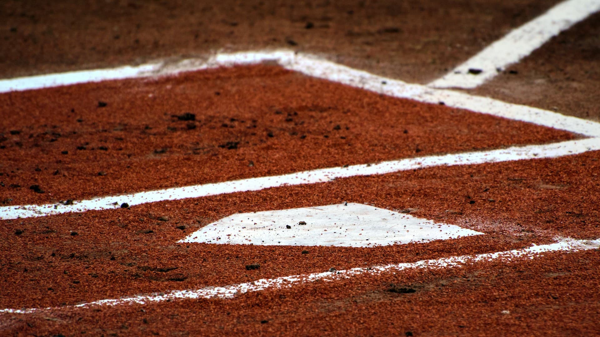Garis kapur di lapangan softball